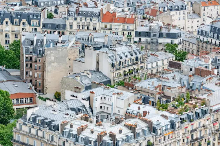 Toiture en zinc à Paris, photographie d’illustration